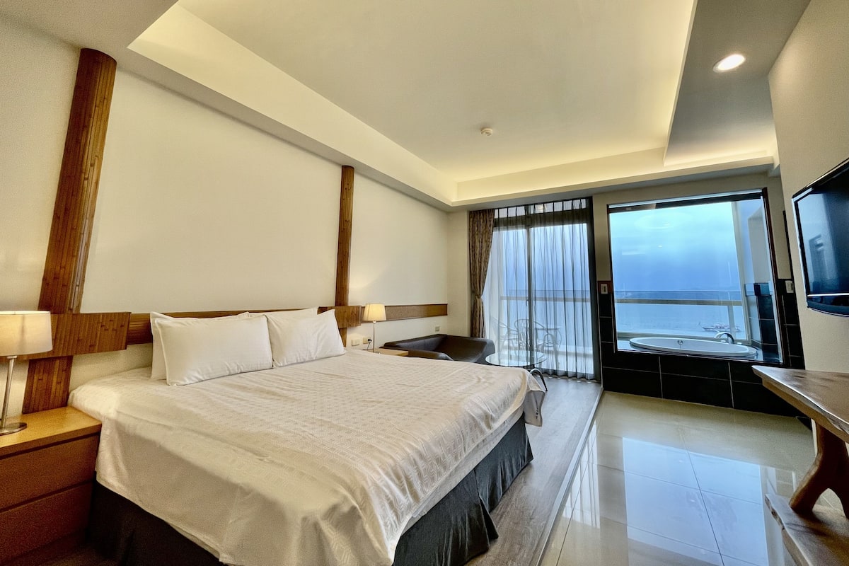 CAI TI Double Room, Lake View | Individually furnished, blackout drapes, free WiFi