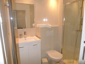 Shower, towels - NICE VILLAGE1 AP2087 by RIVIERA HOLIDAY HOMES (Niza)