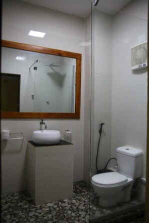 Aqua Hotel Fernando’s Bar, Trincomalee: Info, Photos, Reviews | Book at