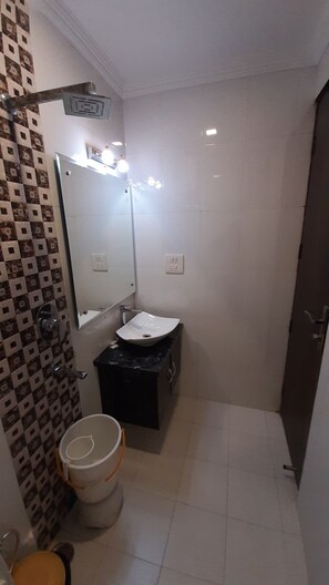 Habitación Deluxe | Baño | Ducha y toallas