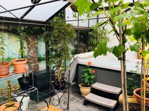 Superior Apartment, Sauna, Garden Area | Private spa tub - Koetshuis Bosdam B&B (Beveren)