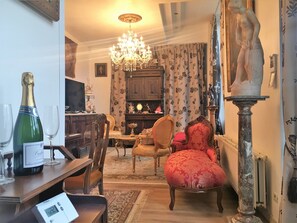 Superior Apartment, Sauna, Garden Area | Living area | Flat-screen TV - Koetshuis Bosdam B&B (Beveren)