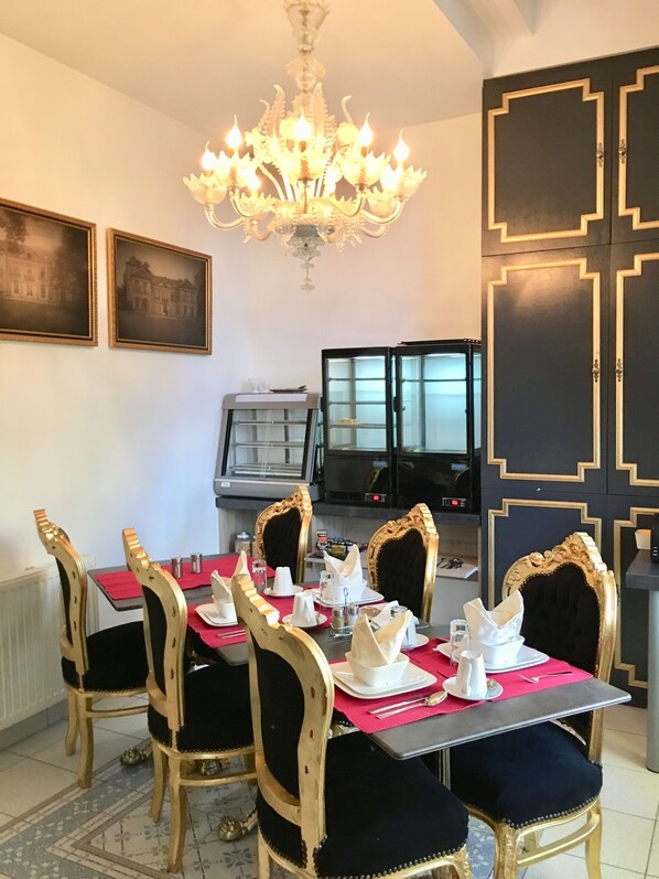 Desayuno buffet (EUR 17 por persona) 