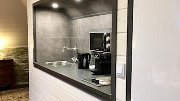 Comfort Apartment, 2 Bedrooms, Non Smoking | Private kitchenette | Fridge, coffee/tea maker, electric kettle
