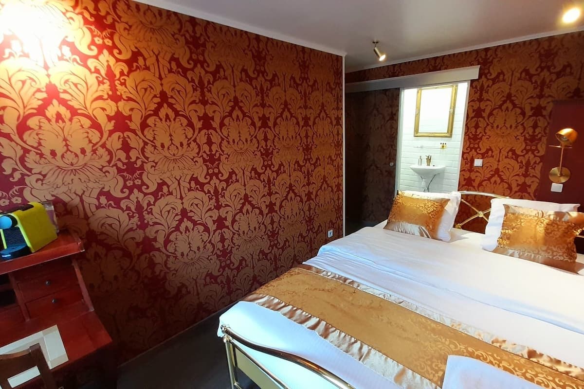 Habitación básica | Decoración personalizada, muebles diferentes y wifi gratis