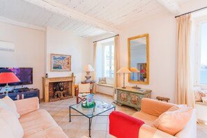 TV - ON VILLEFRANCHE BAY AP3040 By RIVIERA HOLIDAY HOME (Villefranche-sur-Mer)