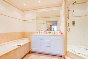 Baignoire, serviettes fournies