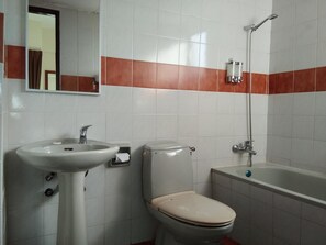 Departamento, 3 habitaciones | Baño | Regadera, amenidades de baño gratuitas, toallas