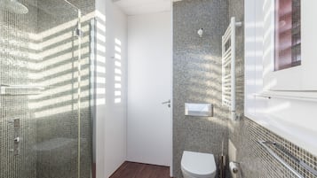 Ensemble douche/baignoire, sĂšche-cheveux, serviettes fournies
