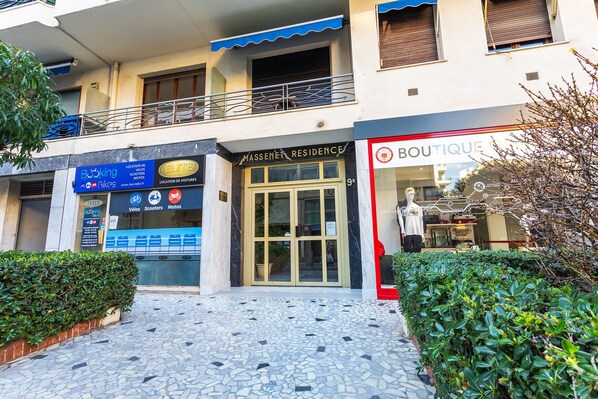 Un immeuble dont la devanture porte les inscriptions « RÉSIDENCE MASSENETT » et « BOUTIQUE ».