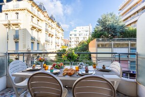 Outdoor dining - LE FRANCE-MASSENET AP3015 by RIVIERA HOLIDAY HOMES (Niza)