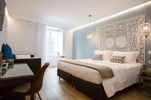 Habitación triple familiar, para no fumadores, balcón | Sábanas de algodón egipcio, ropa de cama de alta calidad y edredón 
