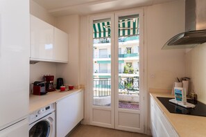 ثلاجة، ميكروويف، فرن، غسالة أطباق