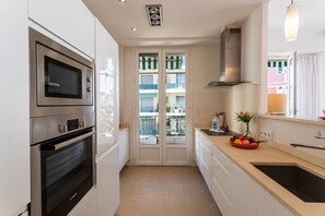 ثلاجة، ميكروويف، فرن، غسالة أطباق