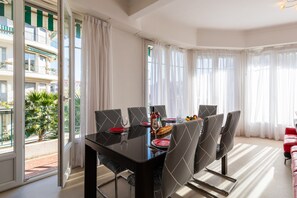 تناول الطعام