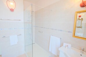 Shower, hair dryer, towels