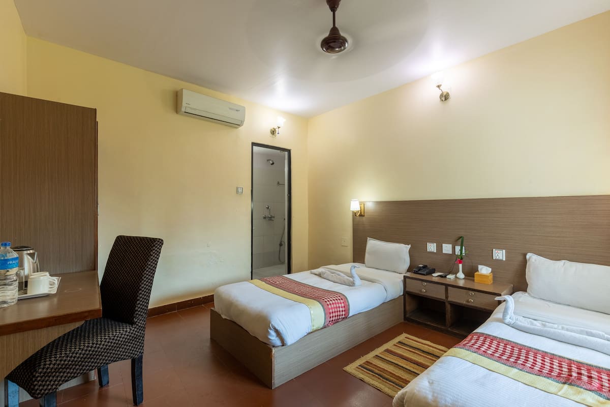 In-room safe, desk, free WiFi
