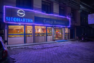 Fachada de la propiedad por la tarde o noche