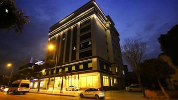 Fachada de la propiedad por la tarde o noche