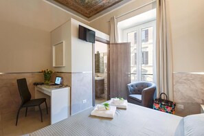 Escritorio, sistema de insonorización, tabla de planchar con plancha