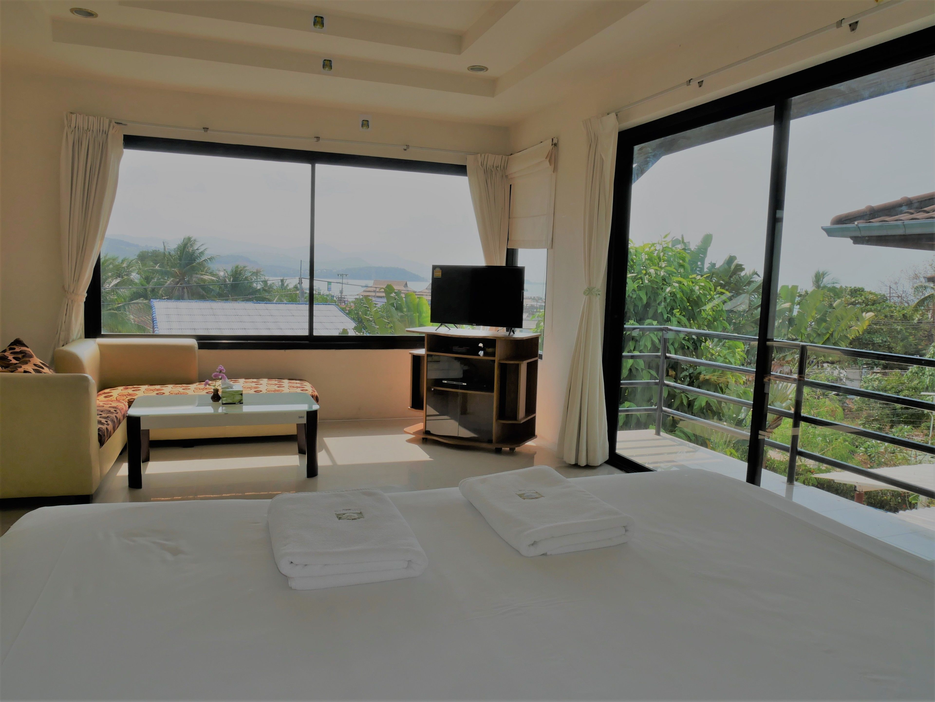 Exclusive Double Room, 1 King Bed | Hypo-allergenic bedding, desk, free WiFi, bed sheets