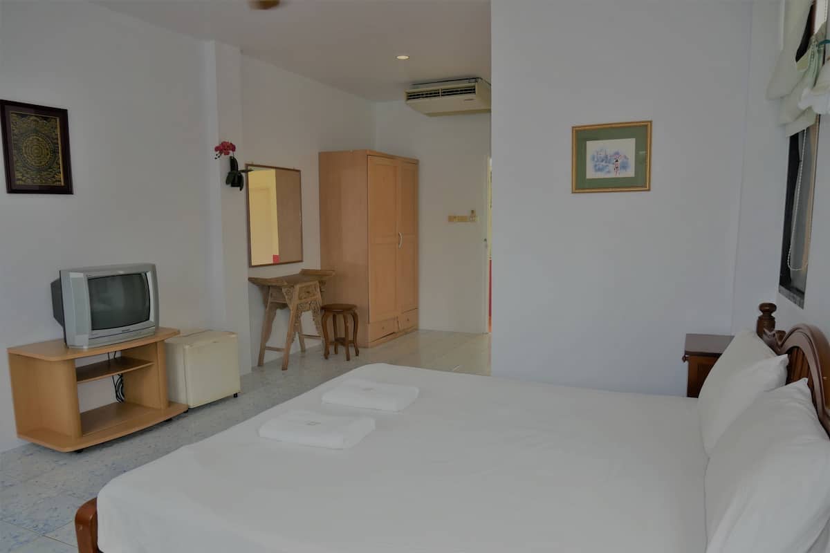 Hypo-allergenic bedding, desk, free WiFi, bed sheets