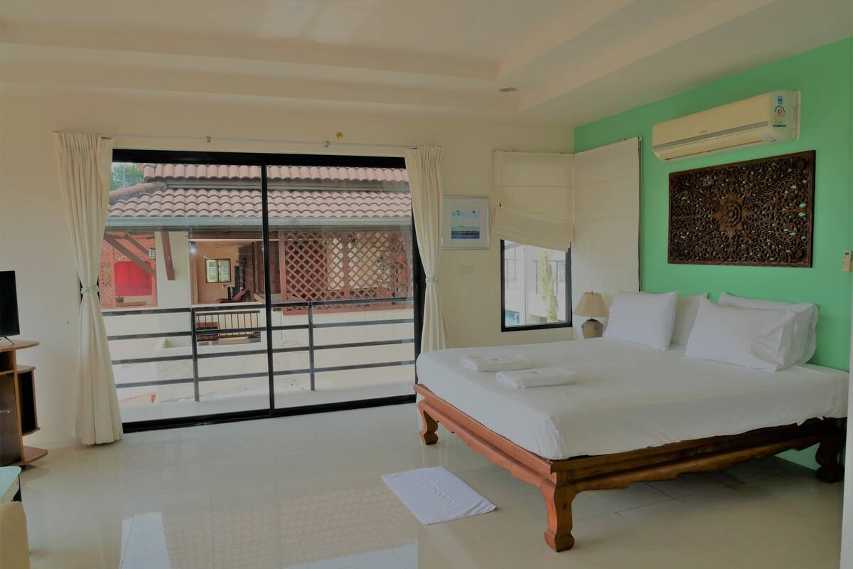 Exclusive Double Room, 1 King Bed | Hypo-allergenic bedding, desk, free WiFi, bed sheets