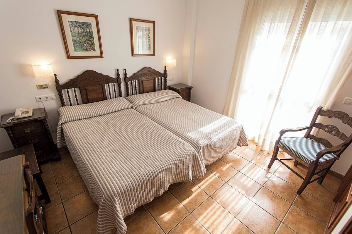 Economy-Zweibettzimmer, 2 Einzelbetten | Schreibtisch, schallisolierte Zimmer, Bügeleisen/Bügelbrett