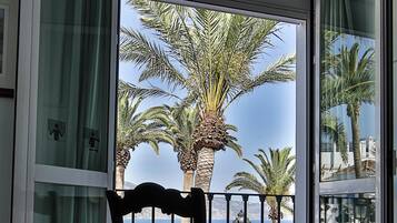 Desk, soundproofing, iron/ironing board, free WiFi