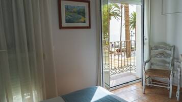 Tweepersoonskamer, 1 tweepersoonsbed, uitzicht op zee | Een bureau, geluiddichte muren, een strijkplank/strijkijzer, gratis wifi