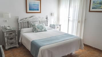 Desk, soundproofing, iron/ironing board, free WiFi