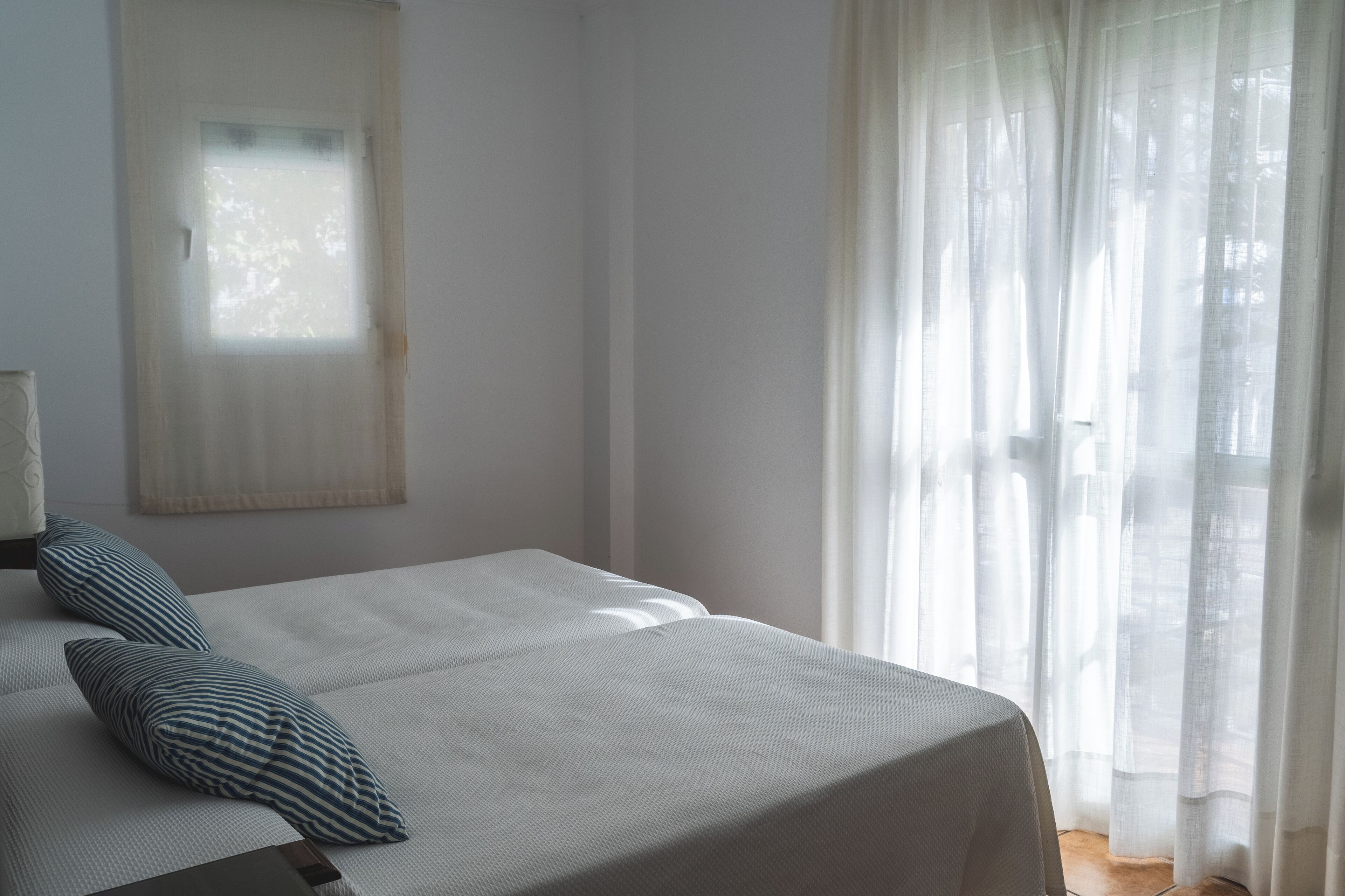 Kamar Twin Standar | Meja kerja, kedap suara, setrika/meja setrika, dan Wi-Fi gratis