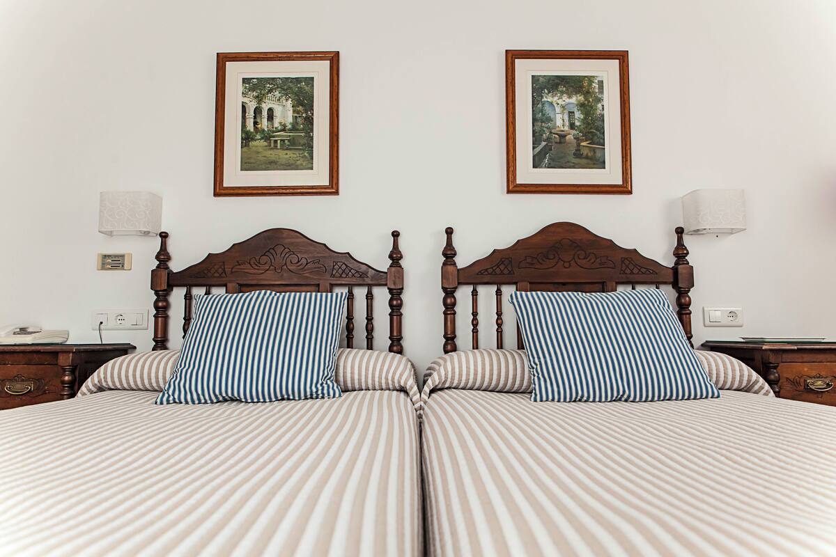 Standard-Zweibettzimmer | Schreibtisch, schallisolierte Zimmer, Bügeleisen/Bügelbrett