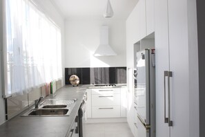 Classic House, 4 Bedrooms | Private kitchen | Full-size fridge, microwave, oven, stovetop - Character on Claudeland (Hamilton)