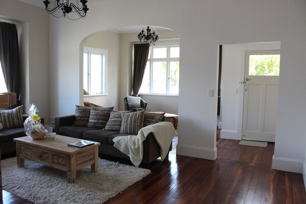 Classic House, 4 Bedrooms | Living area | Flat-screen TV, fireplace - Character on Claudeland (Hamilton)