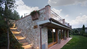 A stone building with a balcony, a staircase, and a sign that reads "Terrazza Sole Luna". - Il Torrino Country Resort (Montaione)