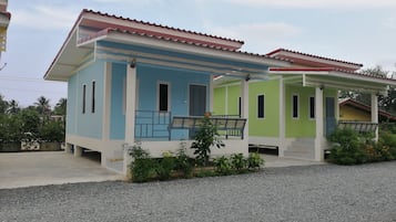 Basic House | Desk, rollaway beds, free WiFi