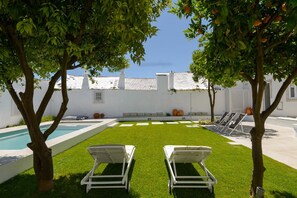 Outdoor pool, pool umbrellas, sun loungers - Dona Graca Lisbon Apartments (Lisbon)