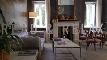 Een kluis op de kamer, een bureau, extra bedden, gratis wifi