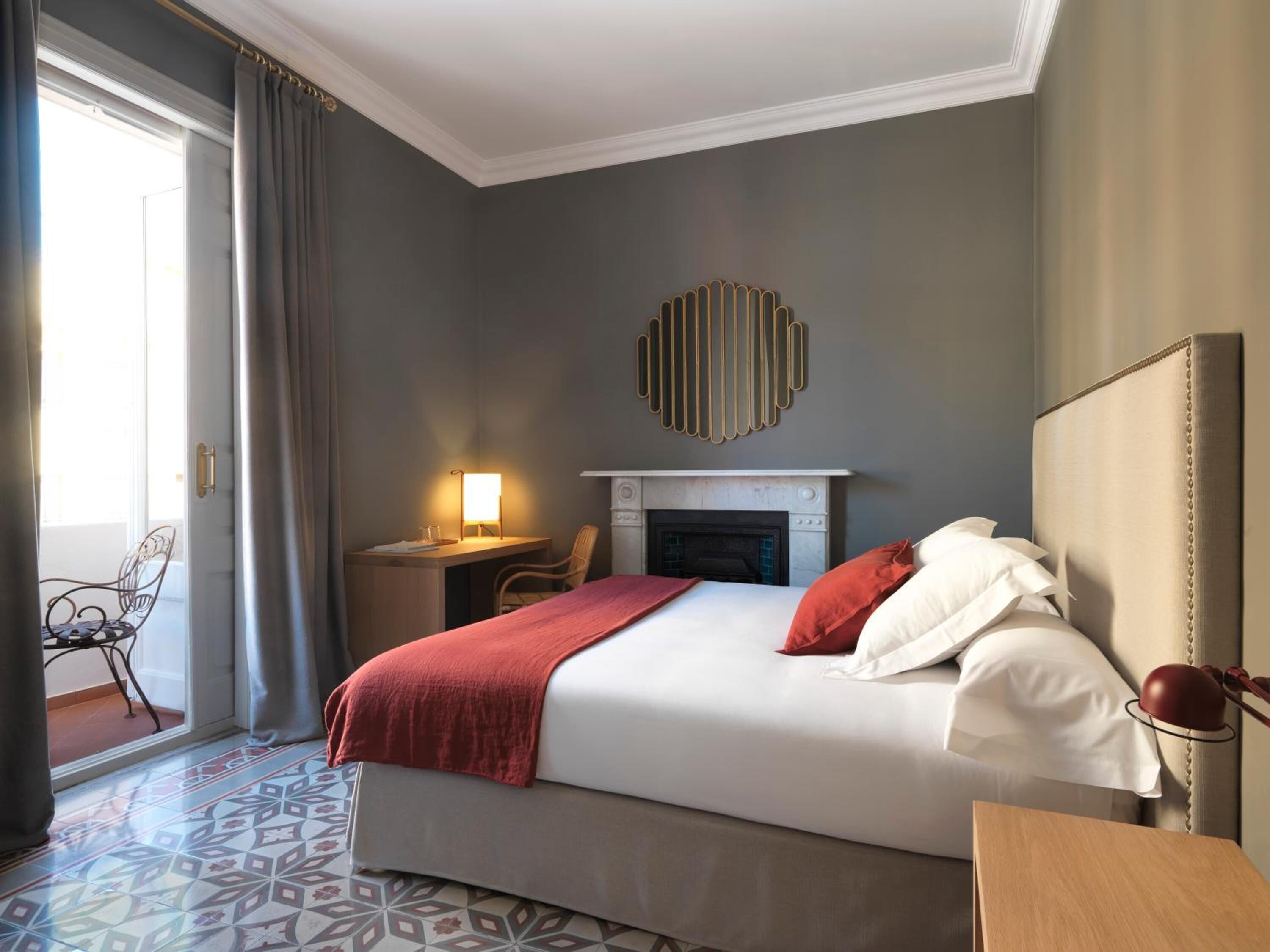 Brankas, meja kerja, tempat tidur lipat/tambahan, dan Wi-Fi gratis