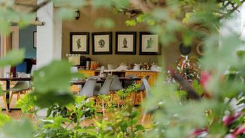 Breakfast, lunch, dinner served; local cuisine