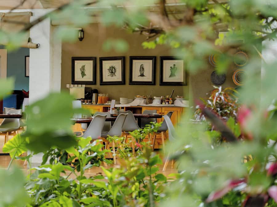 Melayani sarapan, makan siang, makan malam; sajian masakan lokal