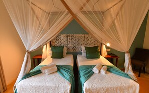 Blackout curtains, free WiFi, bed sheets - PheZulu Guest Lodge (Victoria Falls)