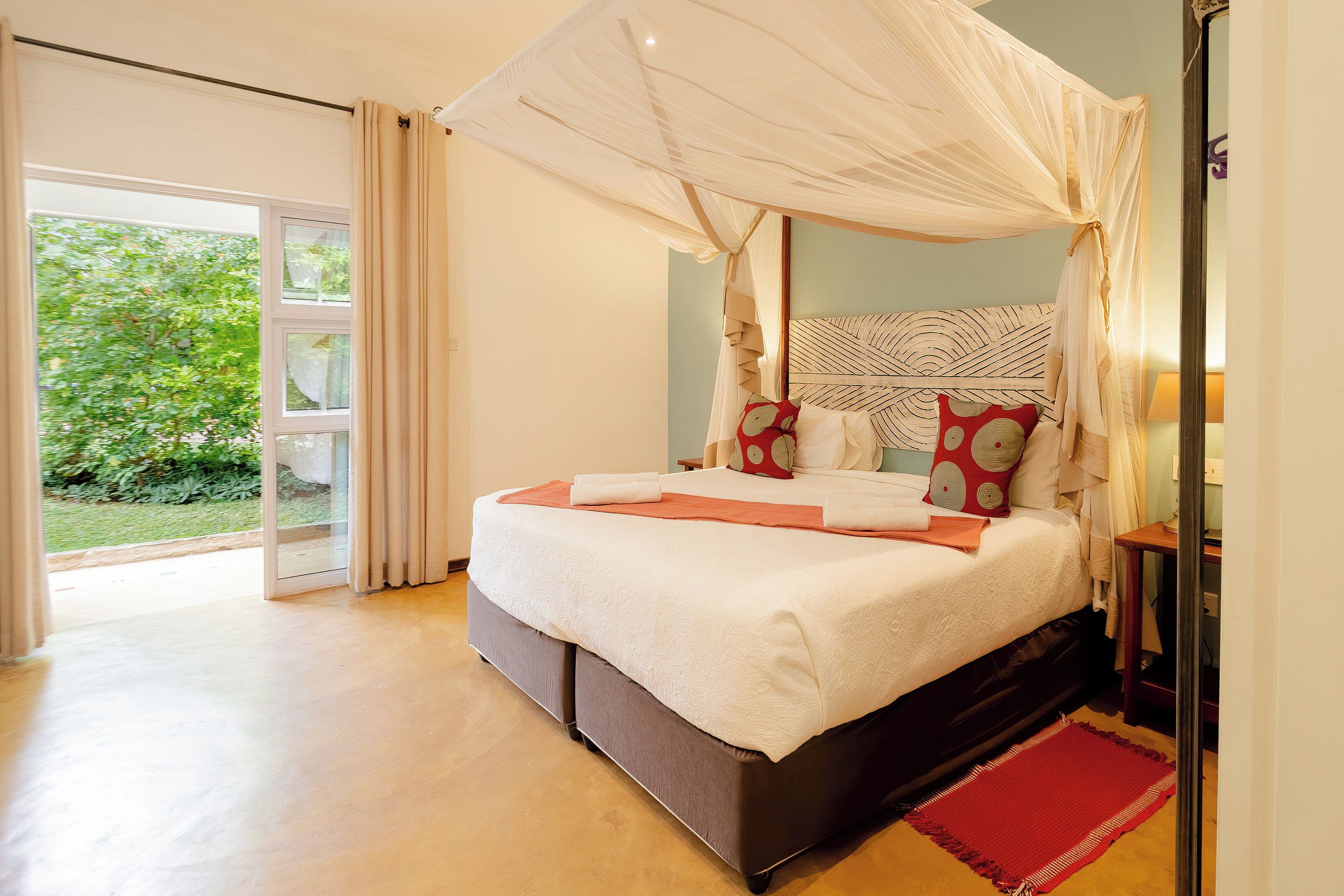 デラックス ダブルまたはツインルーム | 遮光カーテン、WiFi ( 無料)、ベッドシーツ