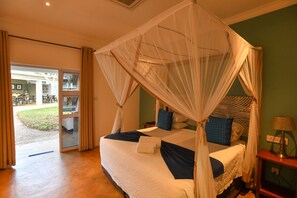 Dobbelt- eller tomannsrom – deluxe | Blendingsgardiner, wi-fi (inkludert) og sengetøy