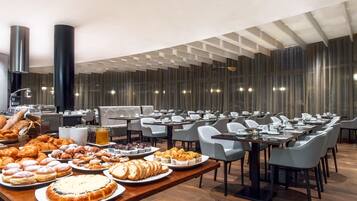 Lunch, dinner, brunch served; Italian cuisine, garden views