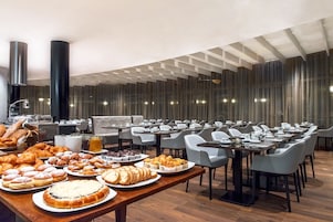 Lunch, dinner, brunch served; Italian cuisine, garden views