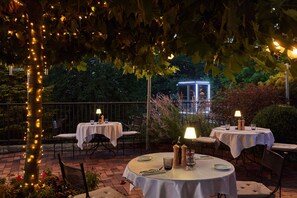 Mittagessen, Abendessen, italienische Küche, Blick auf den Garten 