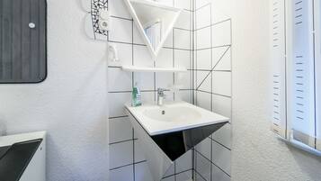Kamar Single, kamar mandi umum | Wastafel kamar mandi