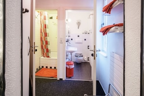 Habitación doble, baño privado | Baño | Secador de pelo y toallas